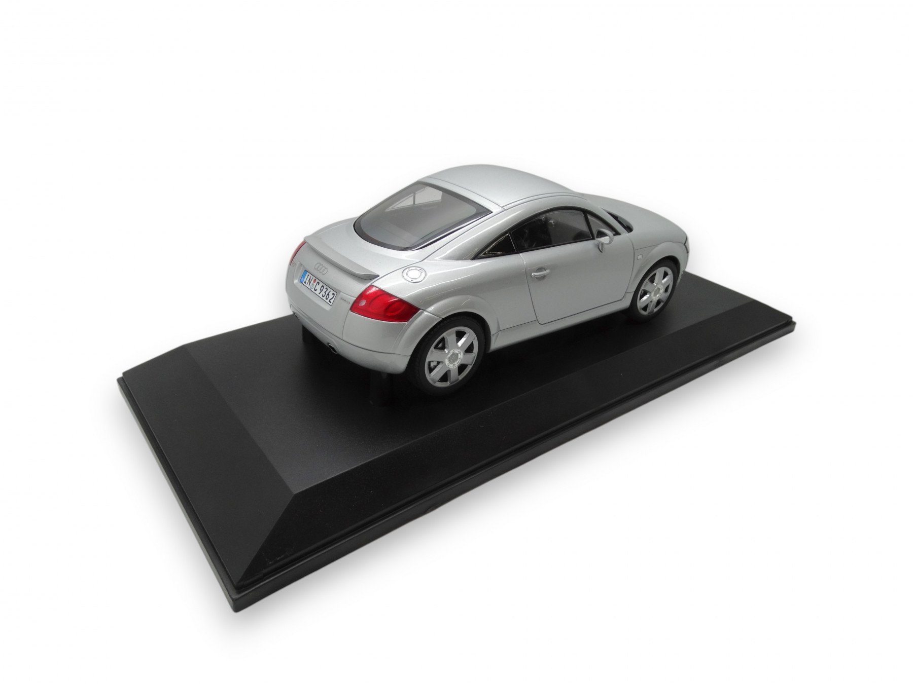 Audi TT Coupé Modellauto Miniatur 1:18 Eissilber Minichamps