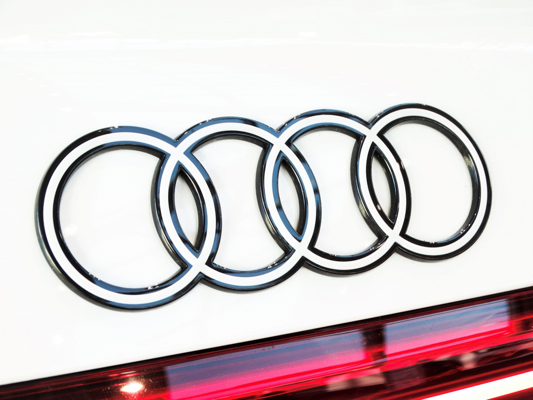 Orig Audi Emblem Logo Audi Ringe schwarz Heckklappe Selbstklebend