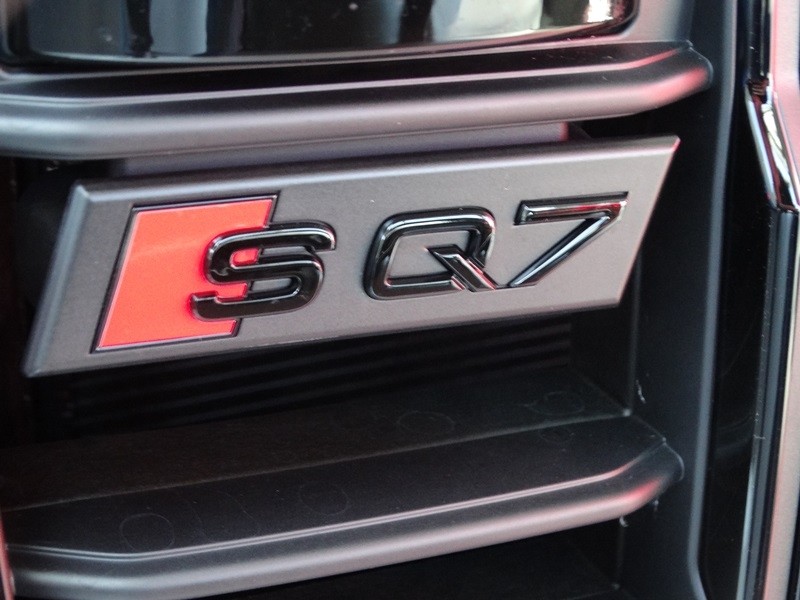Audi SQ7 4M Schriftzug vorn Original Logo Frontgrill Kühlergrill Emblem chrom 