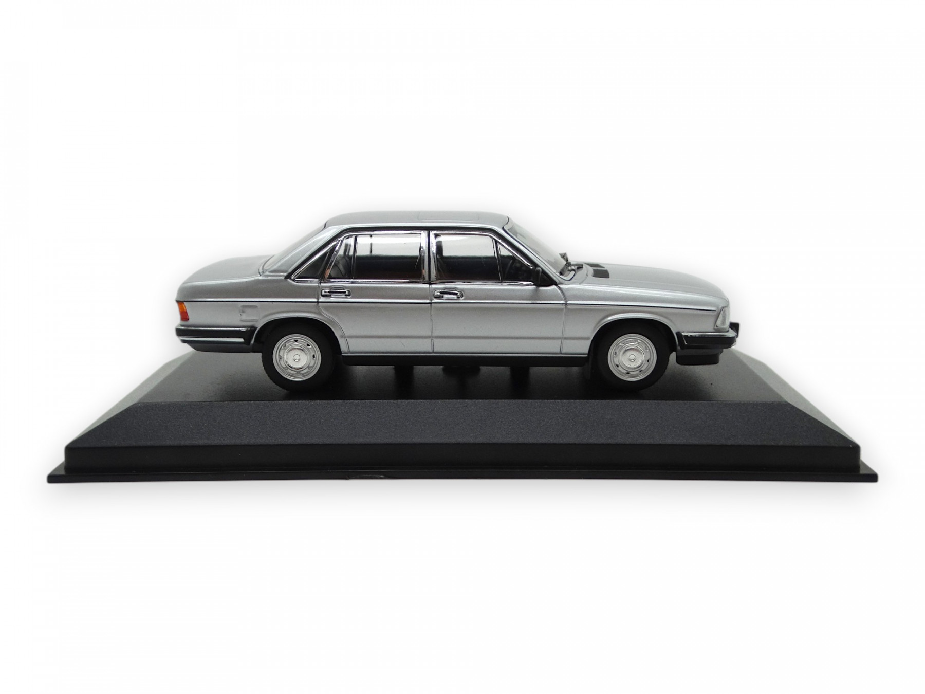 Audi 100 C2 Modellauto Miniatur 1:43 silber