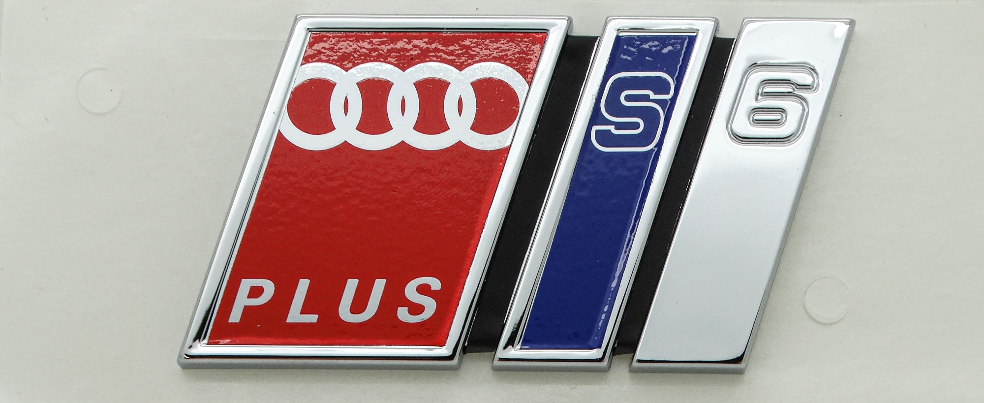 Original Audi S6 Plus Emblem Logo Schriftzug Plakette Audi Ringe selbstklebend