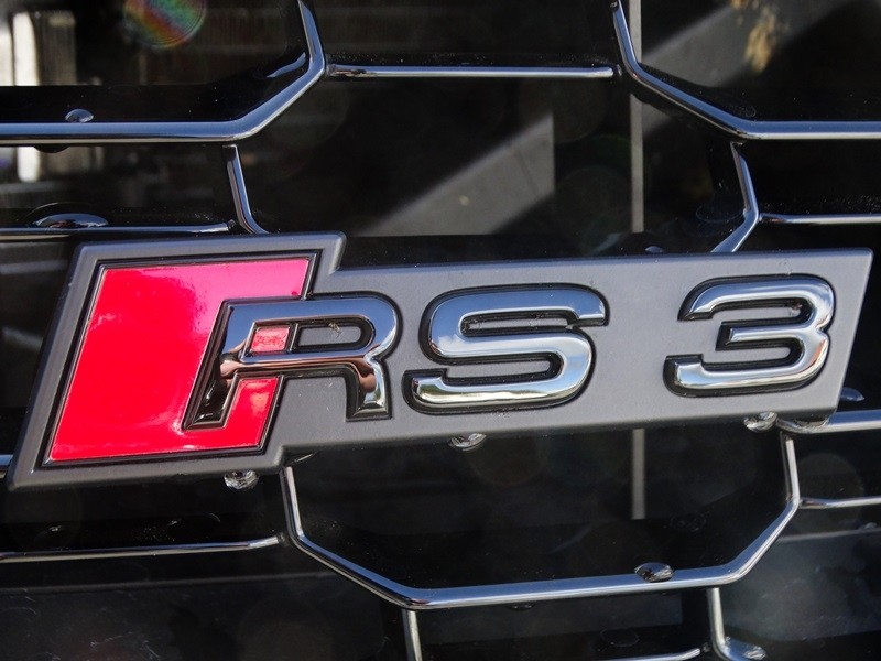 Original Audi RS3 8V Emblem Clip Kühlergrill und Schriftzug hinten schwarz
